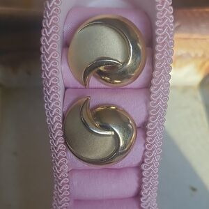 Vintage Trifari Elegant Gold Scalop Earrings